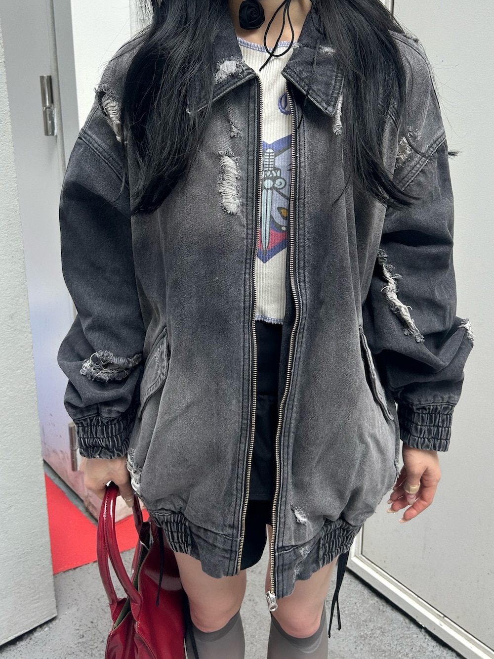 ホワイト系のTシャツ/カットソー、ブラック系のブルゾン、レッド系のハンドバッグを着用したレディースの秋コーディネートの7枚目の写真