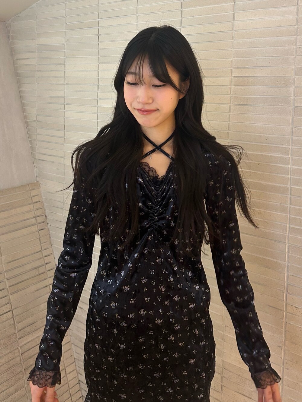 ブルー系のワンピース、ブラック系のパンプスを着用したレディースの冬コーディネートの4枚目の写真