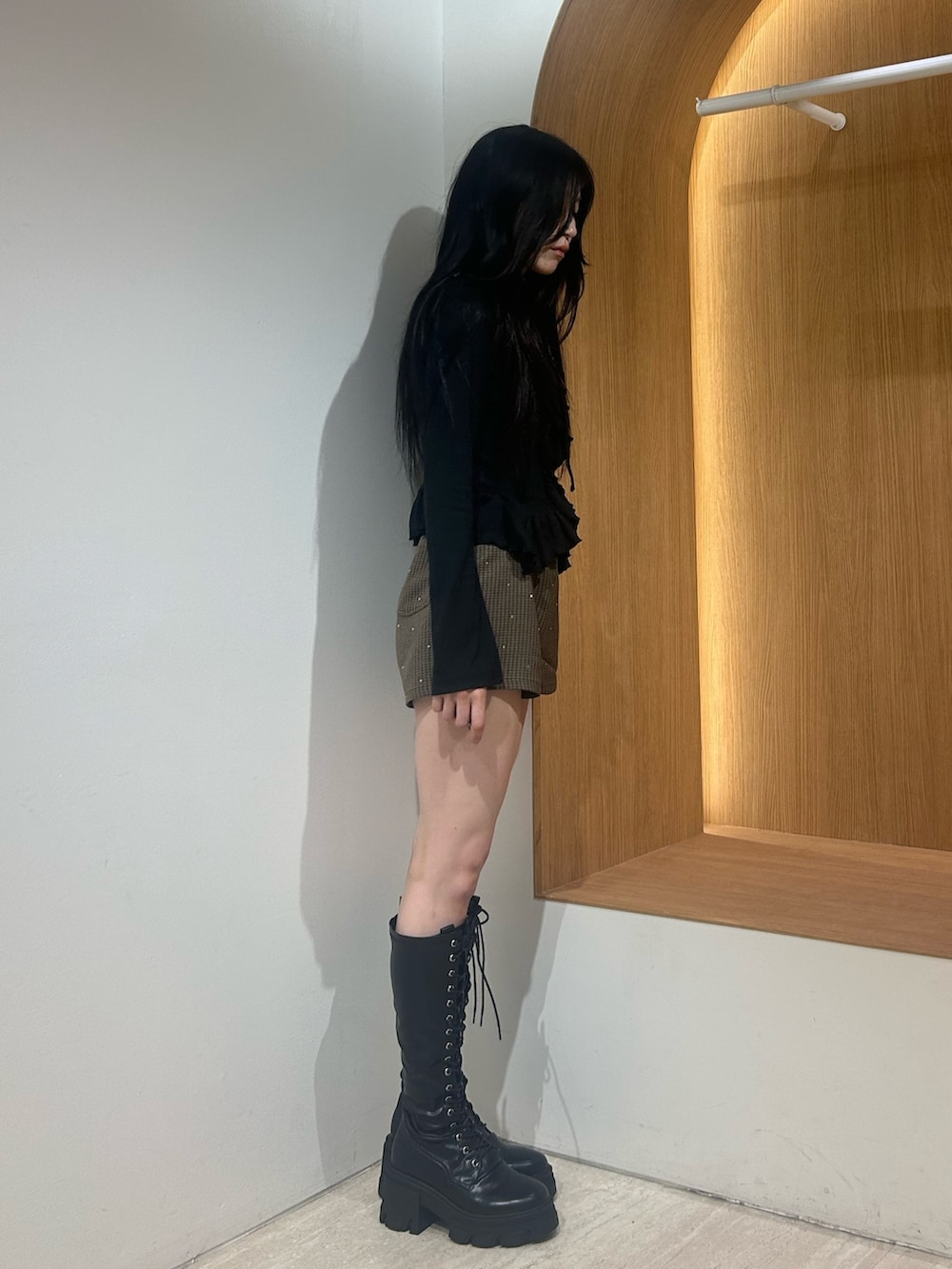 ブラック系のTシャツ/カットソー、ブラウン系のその他パンツ、ブラック系のブーツを着用したレディースの秋コーディネートの2枚目の写真