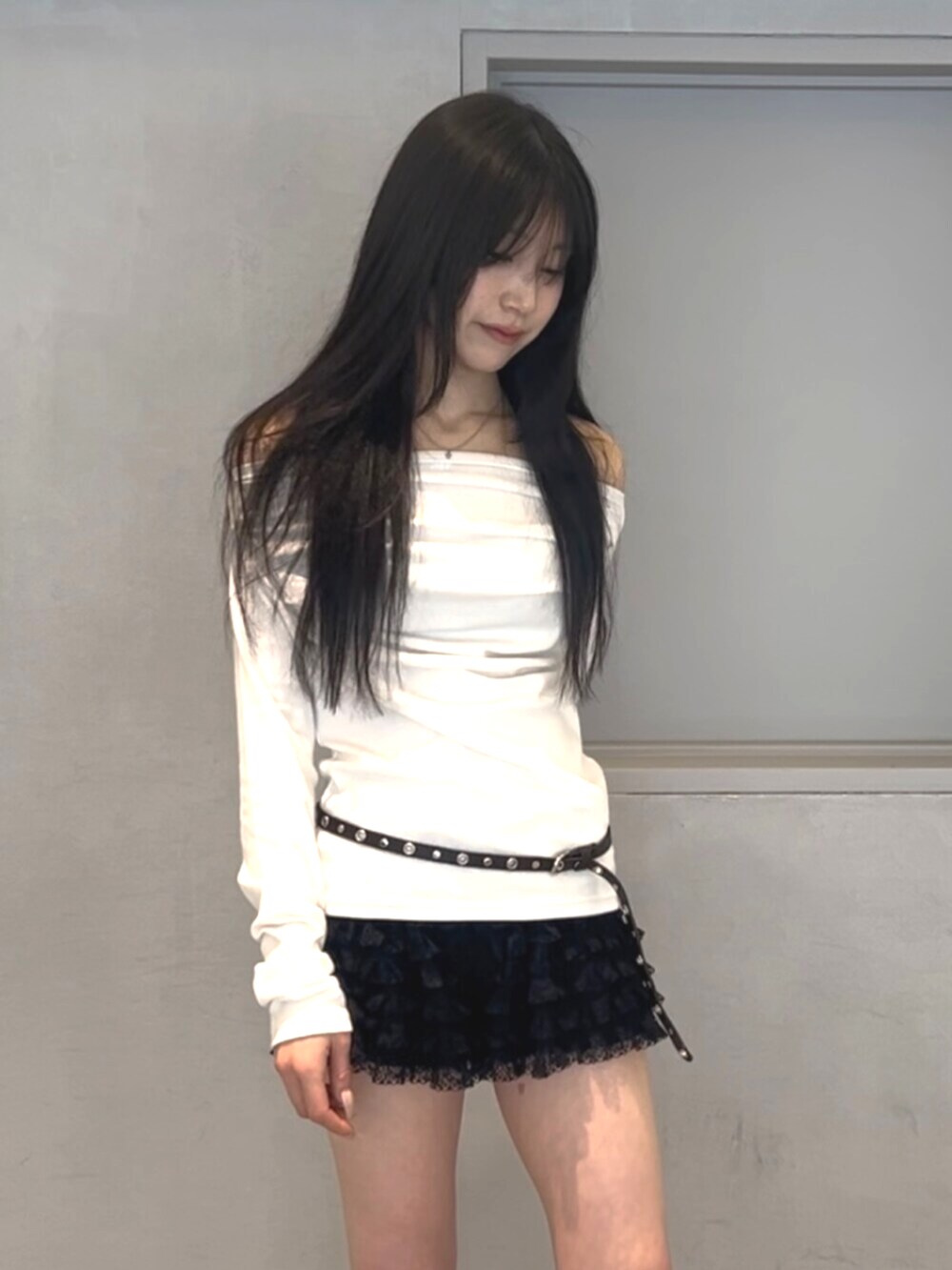 ブラック系のその他パンツ、ブラック系のブーツ、ホワイト系のTシャツ/カットソーを着用したレディースの春コーディネートの4枚目の写真