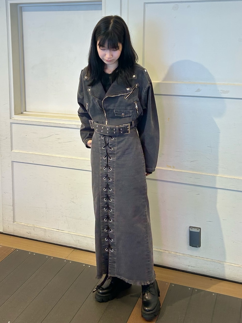 ブラック系のデニムパンツ、ブラック系のライダースジャケットを着用したレディースの秋コーディネートの2枚目の写真