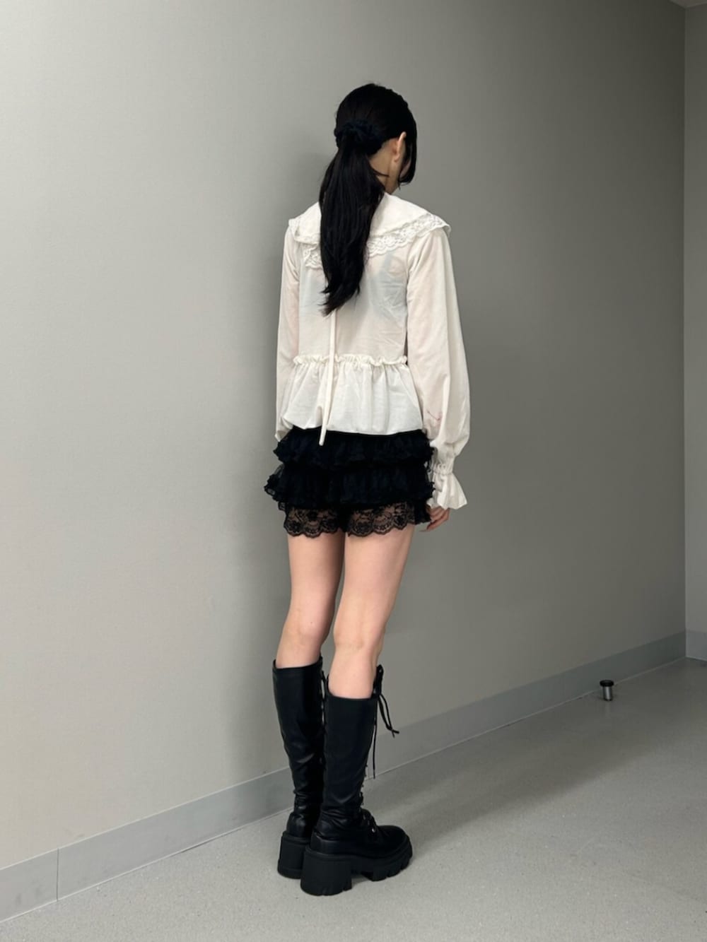 ブラック系のブーツ、ブラック系のその他パンツ、ホワイト系のシャツ/ブラウスを着用したレディースの秋コーディネートの3枚目の写真