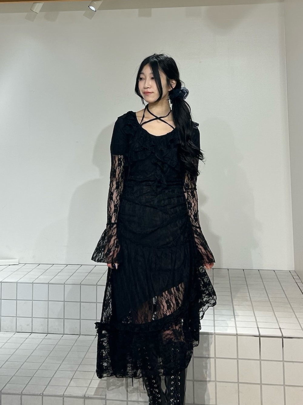 ブラック系のワンピース、ブラック系のブーツを着用したレディースの秋コーディネートの4枚目の写真