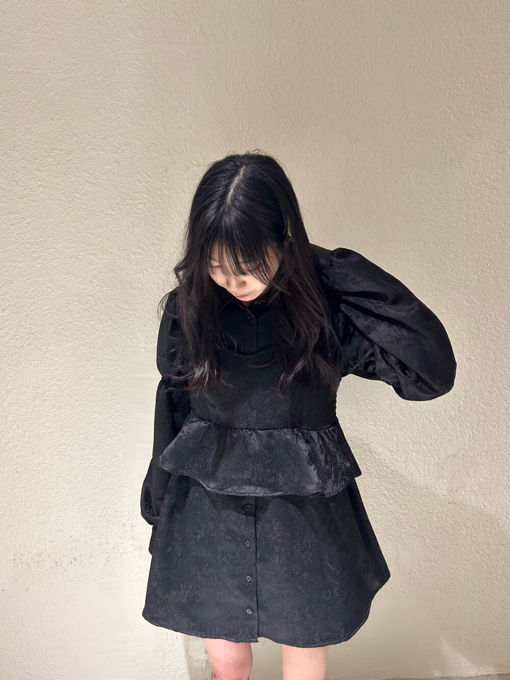 ブラック系のシャツ/ブラウスを着用したレディースの冬コーディネートの3枚目の写真