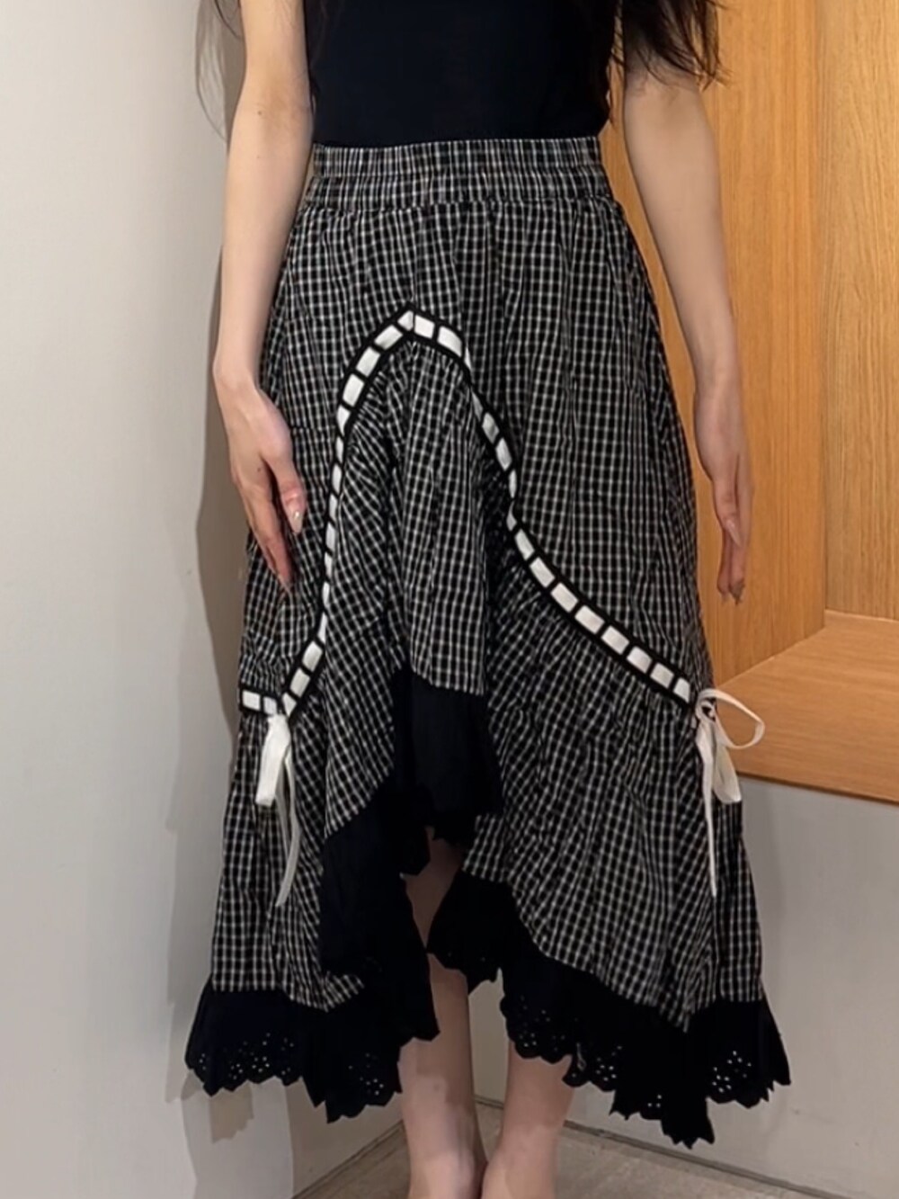 シルバー系のパンプス、ブラック系のスカート、ブラック系のニット/セーターを着用したレディースの夏コーディネートの7枚目の写真