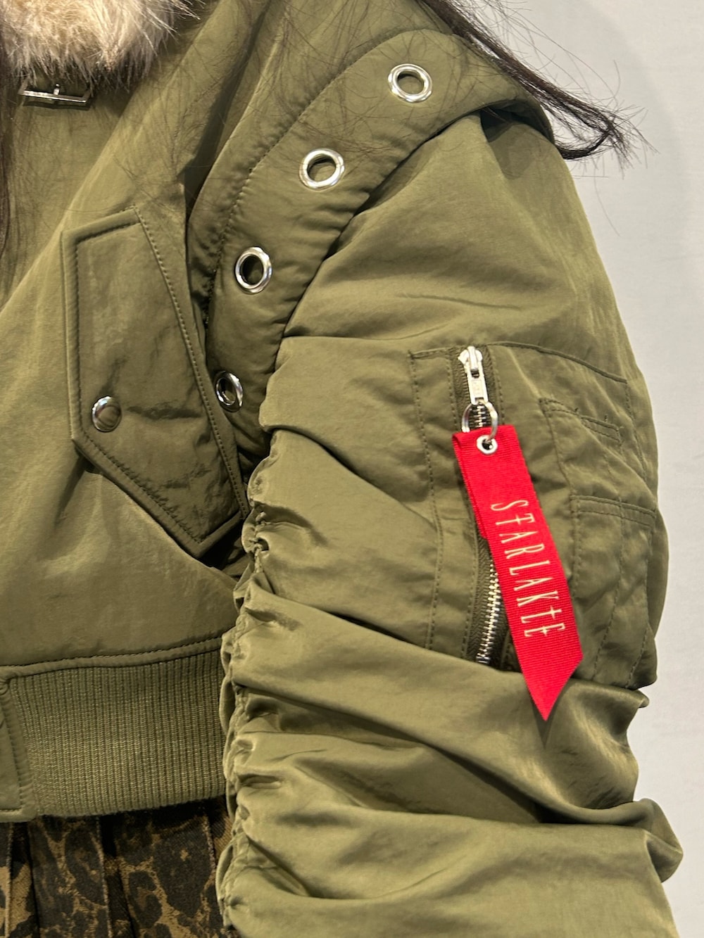 グリーン系のMA-1、ブラウン系のその他パンツ、ブルー系のブーツを着用したレディースの秋コーディネートの6枚目の写真