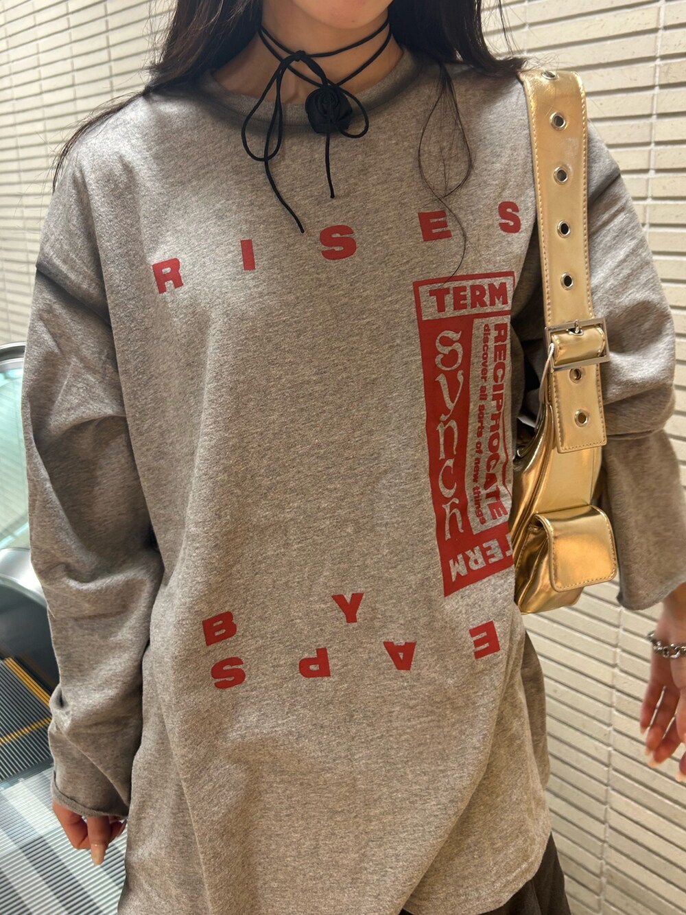 グレー系のTシャツ/カットソー、グレー系のスカート、ブラック系のパンプスを着用したレディースの夏コーディネートの6枚目の写真