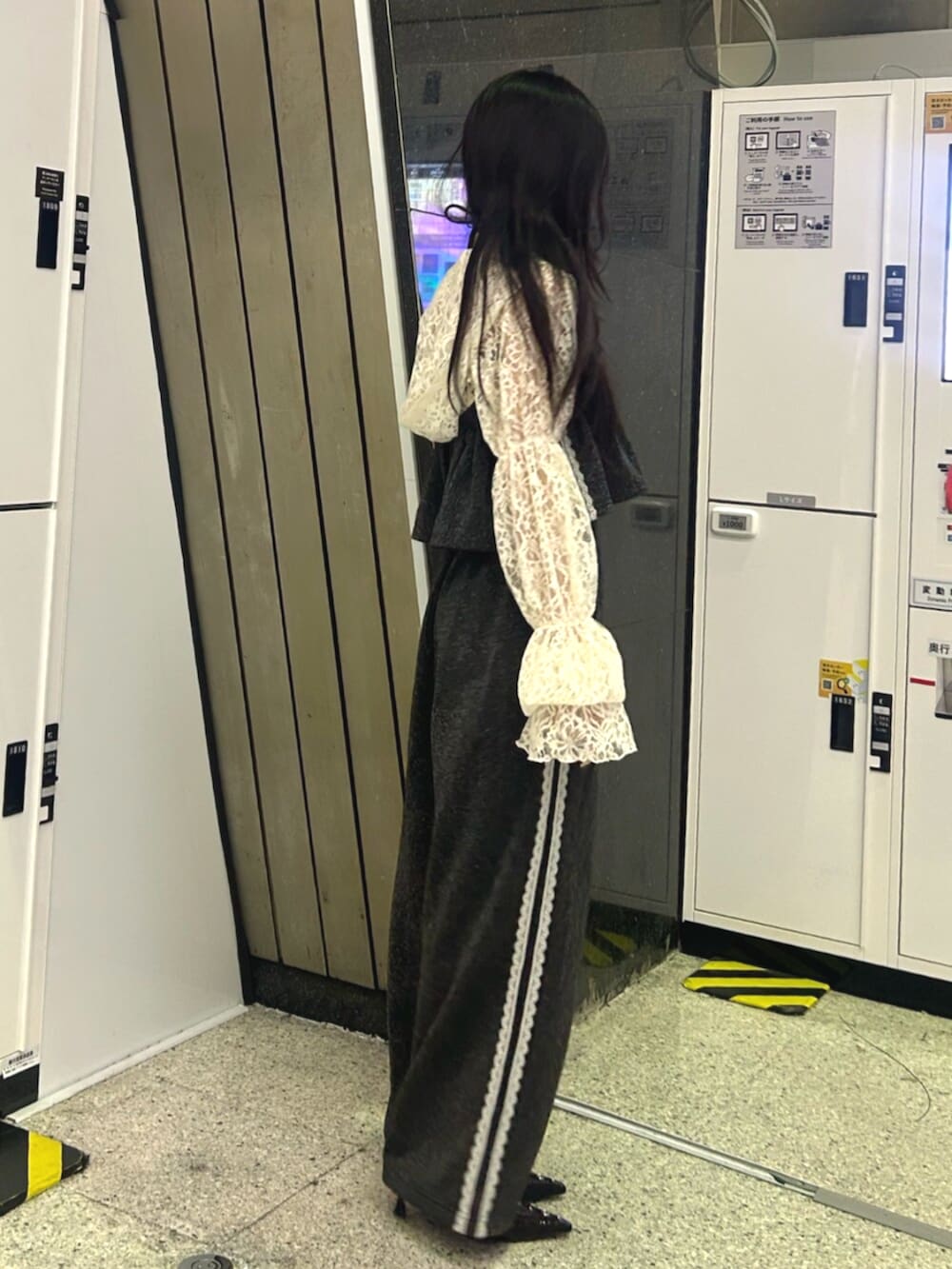 ブラック系のパンプス、ホワイト系のカーディガン/ボレロ、ブラック系のその他パンツを着用したレディースの春コーディネートの3枚目の写真