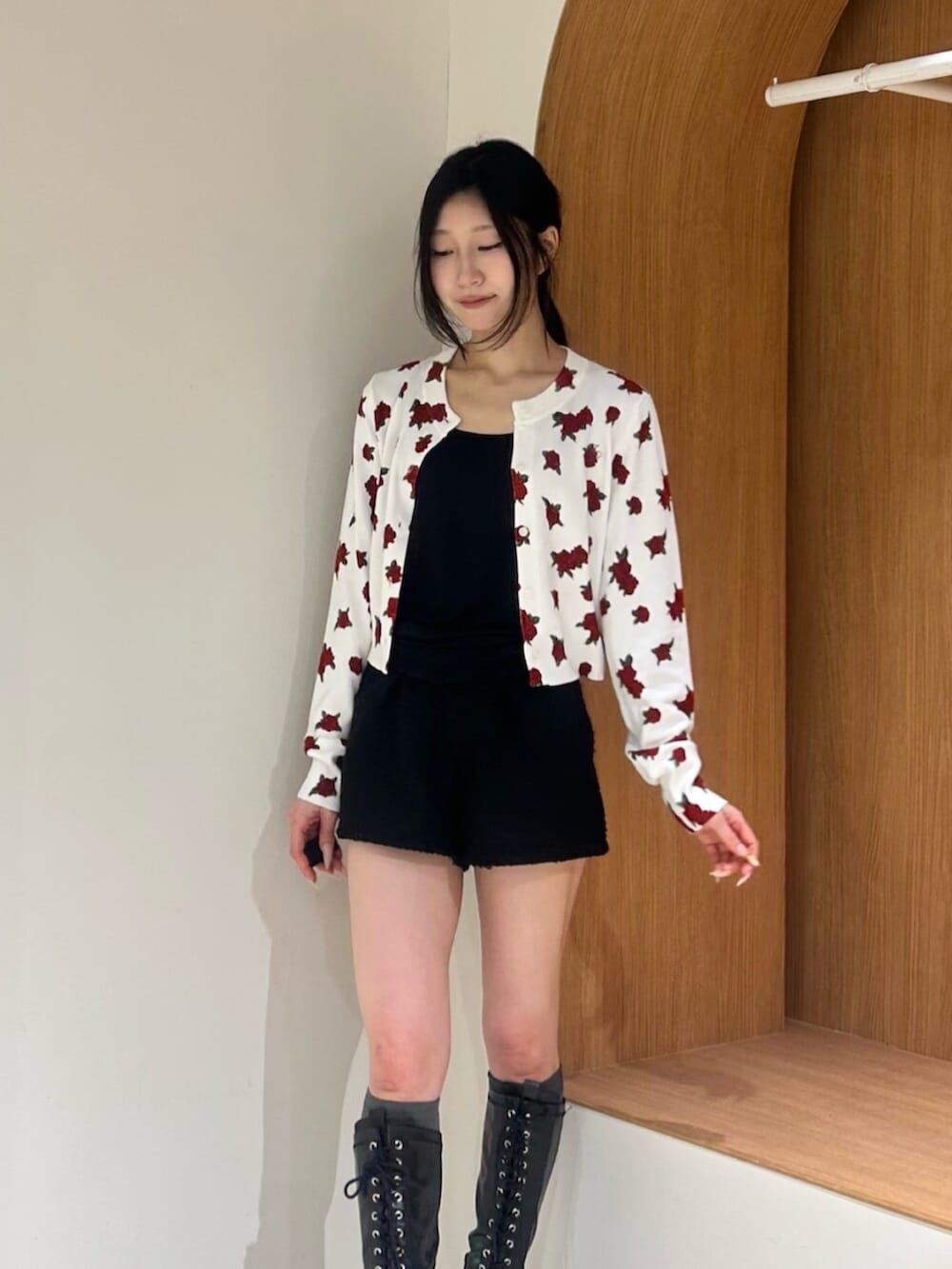 ブラック系のブーツ、ブラック系のその他パンツ、ホワイト系のカーディガン/ボレロを着用したレディースの春コーディネートの4枚目の写真