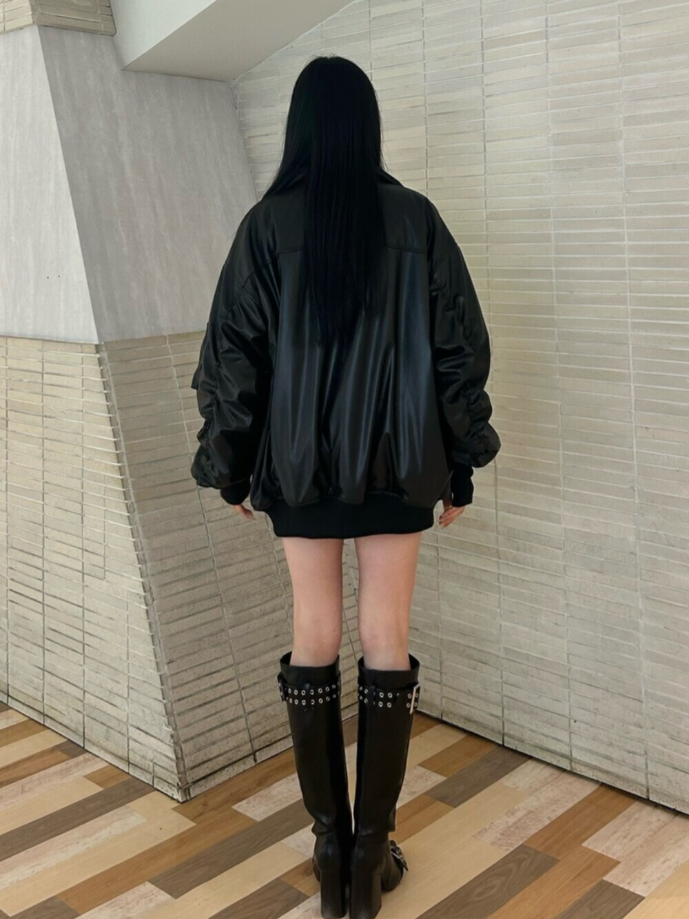 ブラック系のその他パンツ、ブラック系のニット/セーター、ブラック系のブーツを着用したレディースの冬コーディネートの3枚目の写真