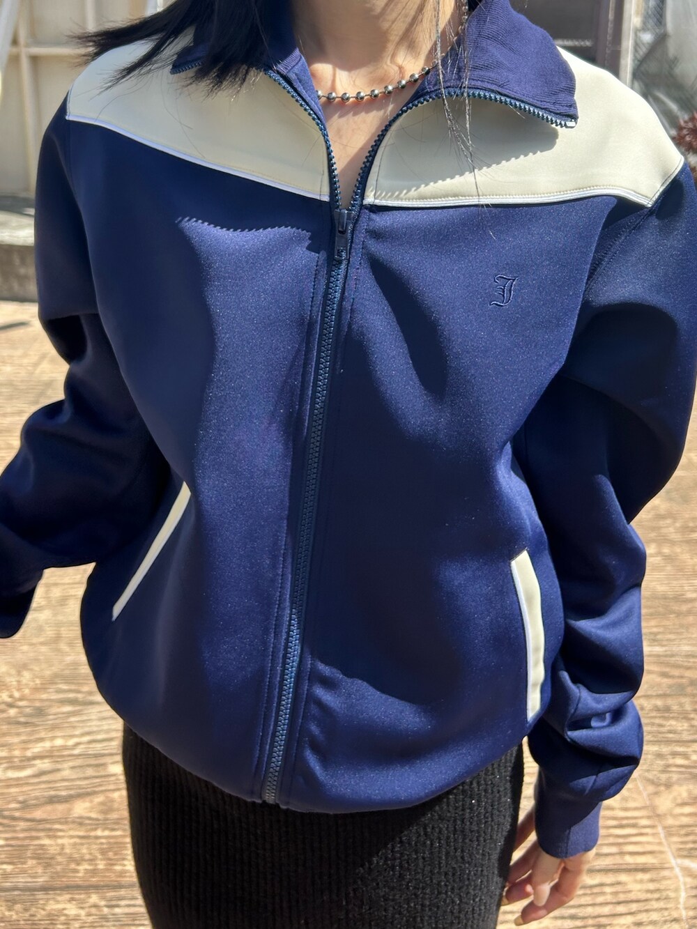 ブルー系のジャージ、ブラック系のスカートを着用したレディースの秋コーディネートの4枚目の写真