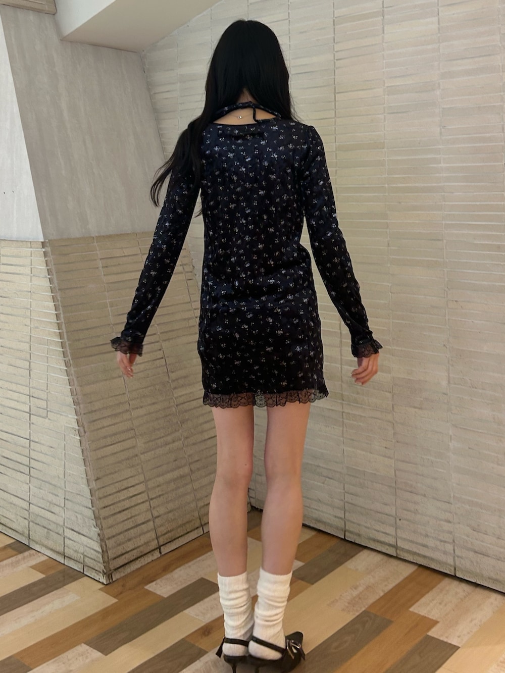 ブルー系のワンピース、ブラック系のパンプスを着用したレディースの冬コーディネートの3枚目の写真