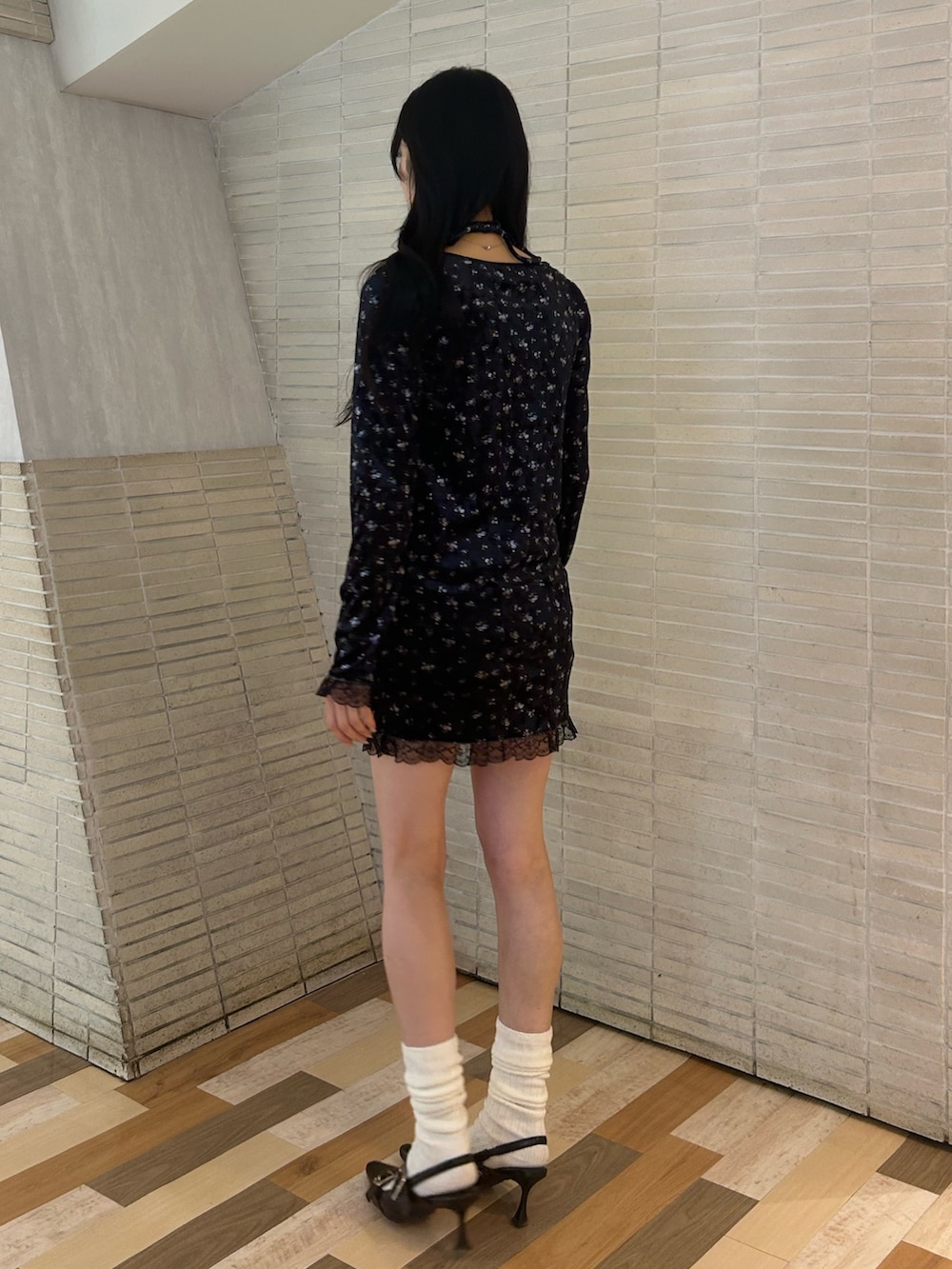 ブルー系のワンピース、ブラック系のパンプスを着用したレディースの冬コーディネートの2枚目の写真