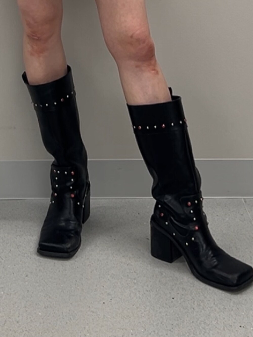 ブラック系のその他パンツ、ブラック系のブーツ、ブラック系のTシャツ/カットソーを着用したレディースの春コーディネートの7枚目の写真
