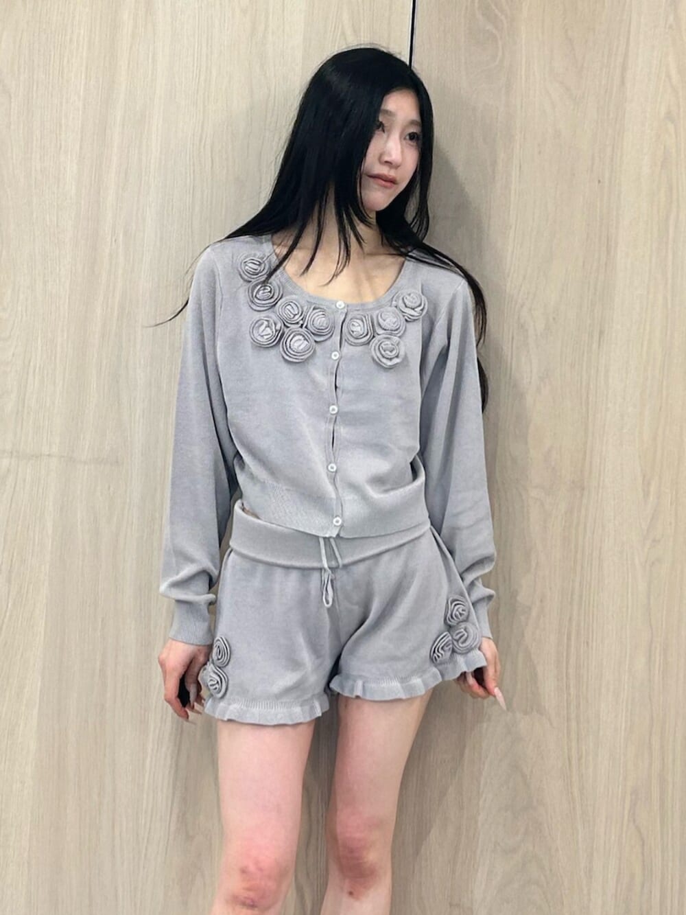 ブラック系のパンプス、グレー系のニット/セーター、グレー系のその他パンツを着用したレディースの春コーディネートの4枚目の写真