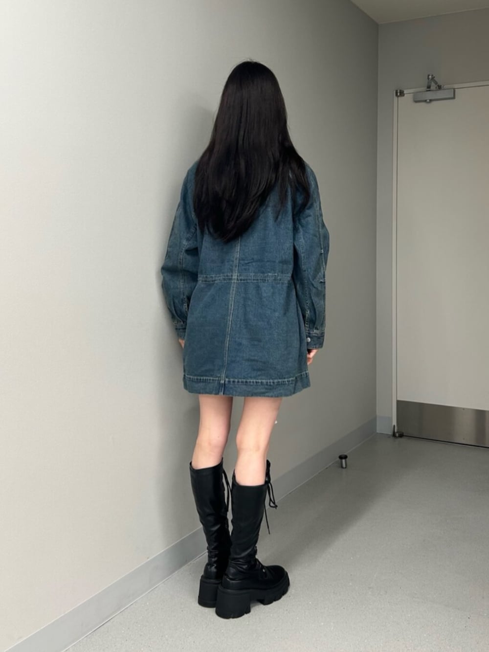 ブラック系のブーツ、ブラック系のその他パンツ、ブルー系のブルゾンを着用したレディースの秋コーディネートの3枚目の写真