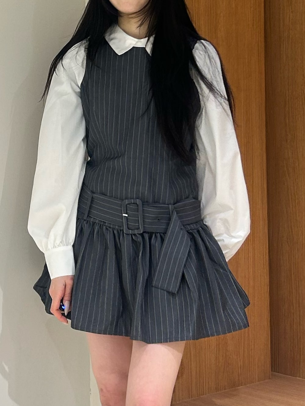 ブラック系のブーツ、グレー系のシャツワンピースを着用したレディースの春コーディネートの5枚目の写真