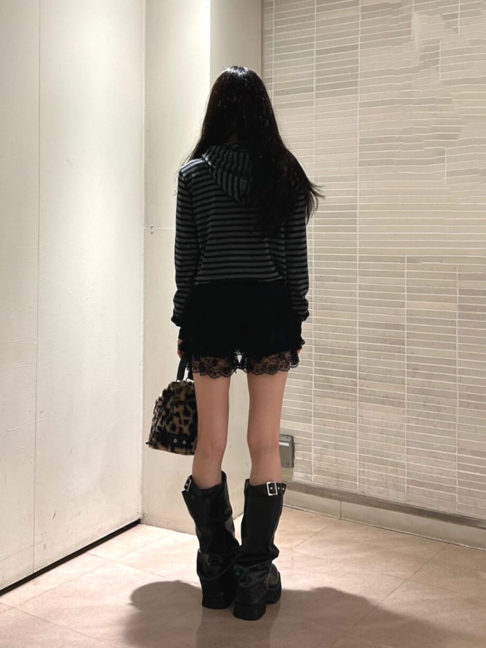 ブラック系のその他パンツ、ブラック系のパーカー、ブラック系のブーツを着用したレディースの秋コーディネートの3枚目の写真