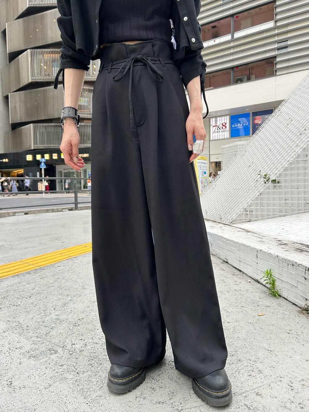 ブラック系のその他パンツ、ブラック系のTシャツ/カットソー、ブラック系のタンクトップを着用したレディースの夏コーディネートの6枚目の写真