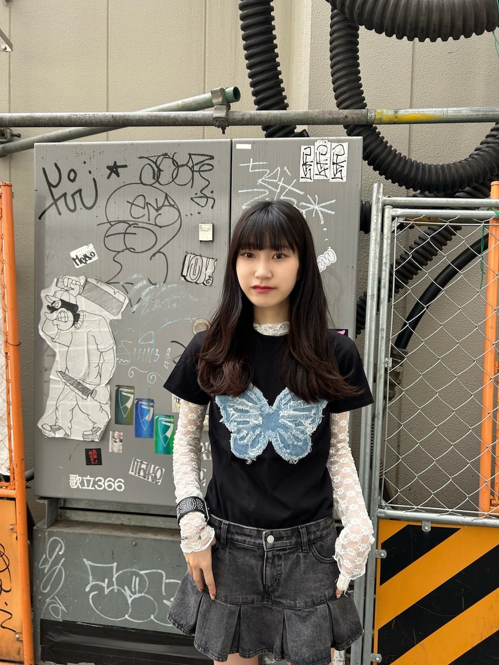 ブラック系のTシャツ/カットソー、ブラック系のデニムパンツ、ホワイト系のTシャツ/カットソーを着用したレディースの夏コーディネートの2枚目の写真