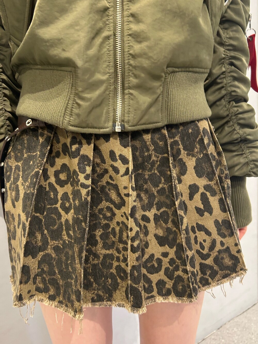 グリーン系のMA-1、ブラウン系のその他パンツ、ブルー系のブーツを着用したレディースの秋コーディネートの7枚目の写真