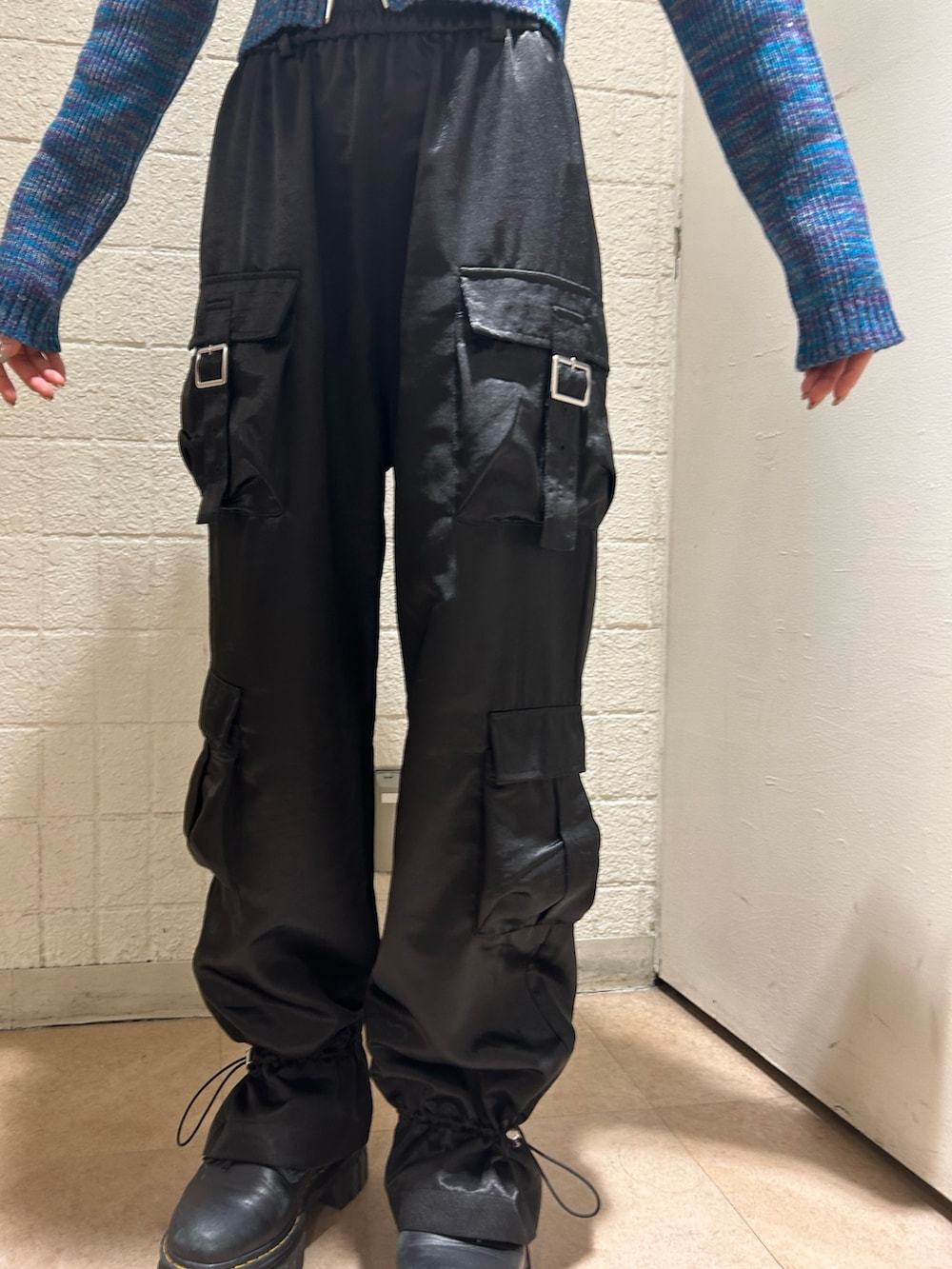 ブラック系のカーゴパンツ、ブルー系のカーディガン/ボレロを着用したレディースの夏コーディネートの6枚目の写真