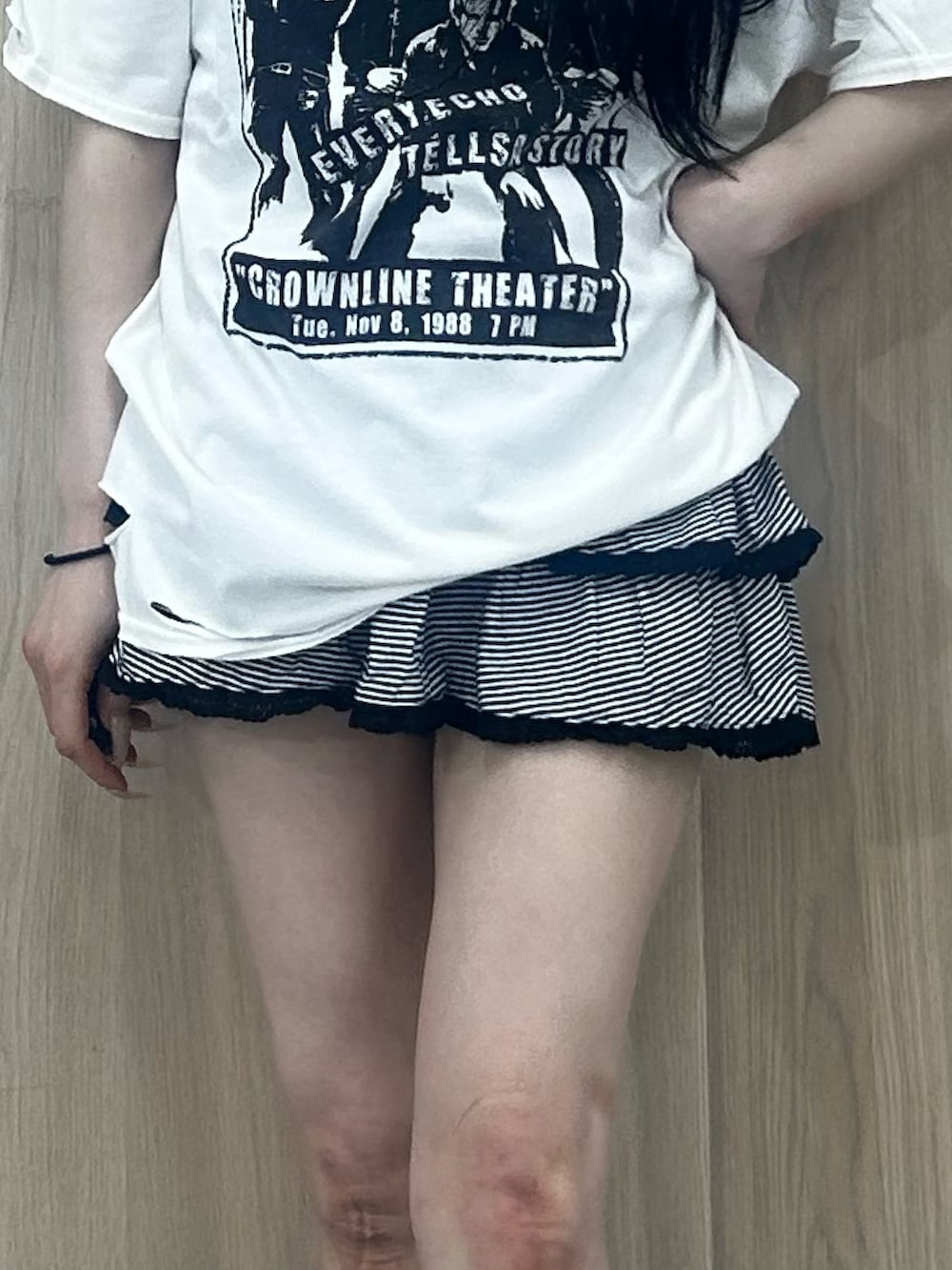 ホワイト系のTシャツ/カットソー、その他のスカート、ブラック系のブーツを着用したレディースの春コーディネートの6枚目の写真
