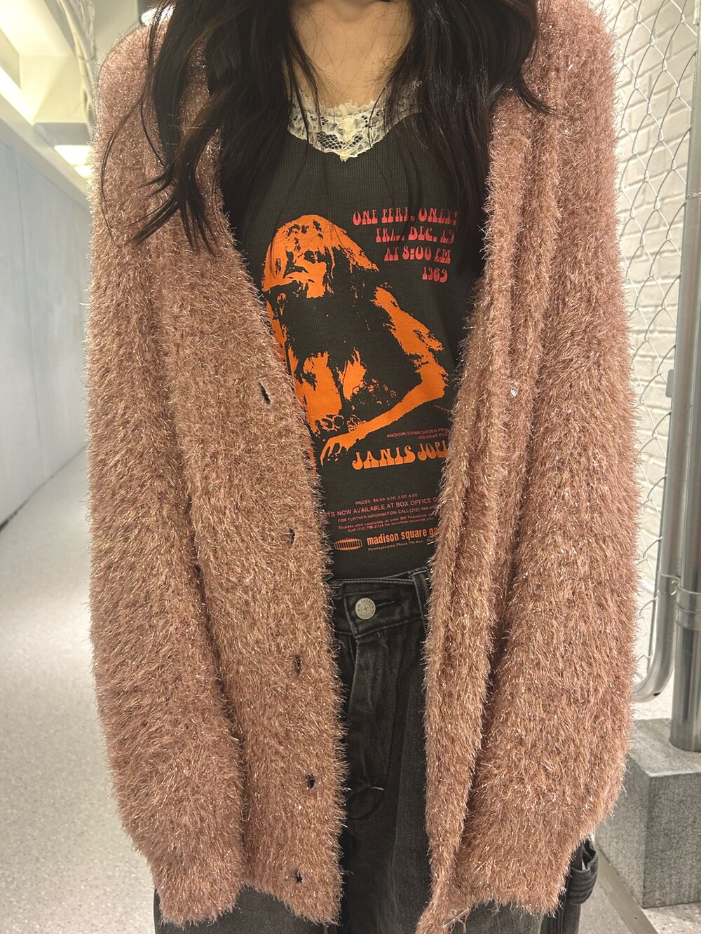 ブラック系のデニムパンツ、ピンク系のカーディガン/ボレロ、ブラック系のワンピースを着用したレディースの夏コーディネートの7枚目の写真