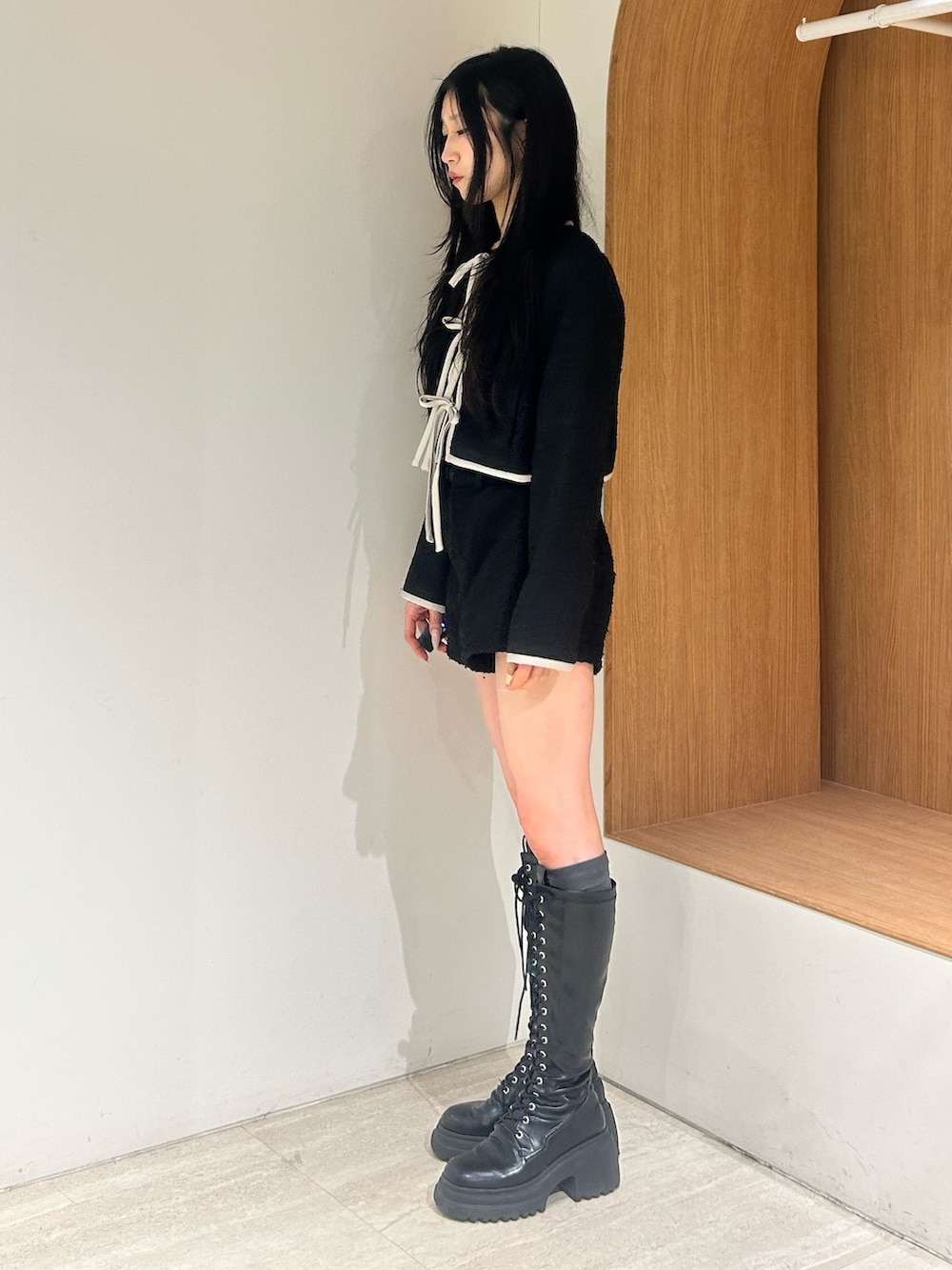 ブラック系のその他パンツ、ブラック系のノーカラージャケット、ブラック系のブーツを着用したレディースの冬コーディネートの2枚目の写真