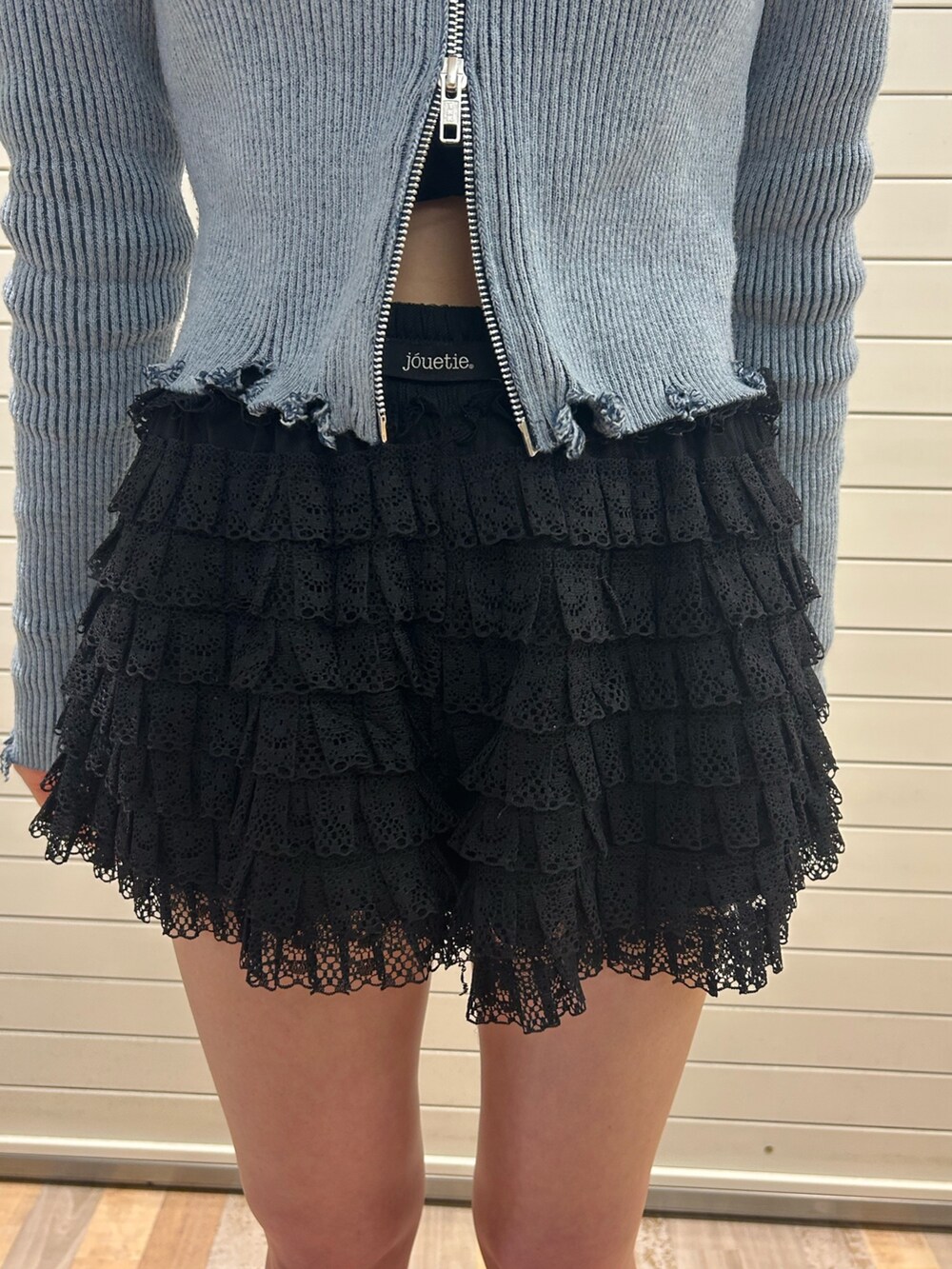 ホワイト系のその他パンツ、ブルー系のニット/セーター、ゴールド系のパンプスを着用したレディースの春コーディネートの6枚目の写真