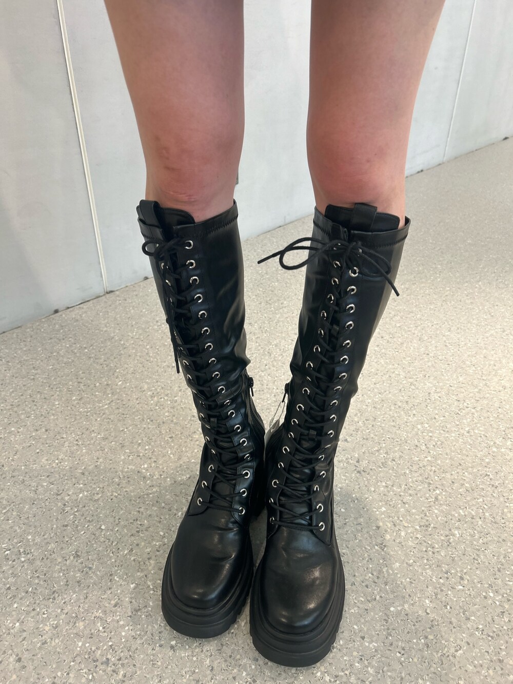 ピンク系のカーディガン/ボレロ、ブラック系のワンピース、ブラック系のショルダーバッグを着用したレディースの夏コーディネートの9枚目の写真