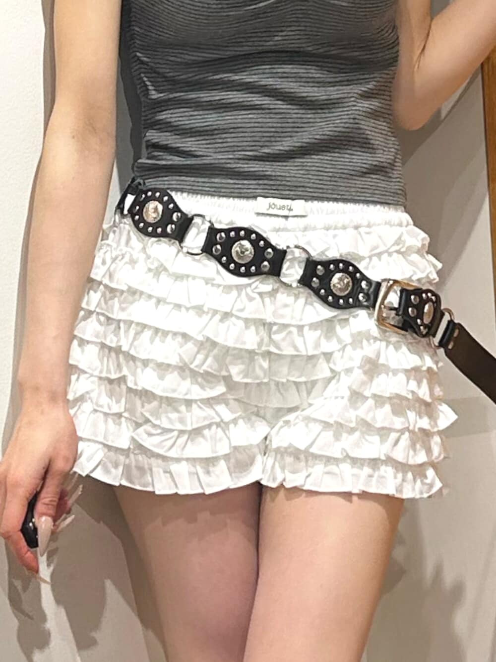 ブラック系のブーツ、ホワイト系のその他パンツ、グレー系のタンクトップを着用したレディースの夏コーディネートの6枚目の写真