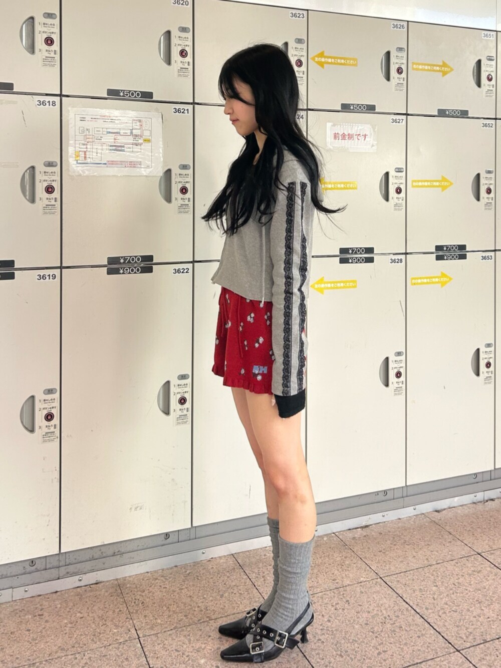 ブラック系のパンプス、ブラック系のニット/セーター、レッド系のその他パンツを着用したレディースの冬コーディネートの2枚目の写真