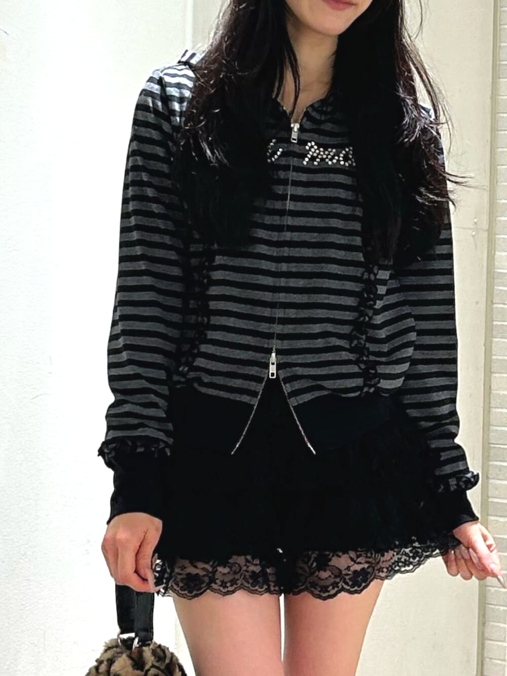 ブラック系のその他パンツ、ブラック系のパーカー、ブラック系のブーツを着用したレディースの秋コーディネートの5枚目の写真