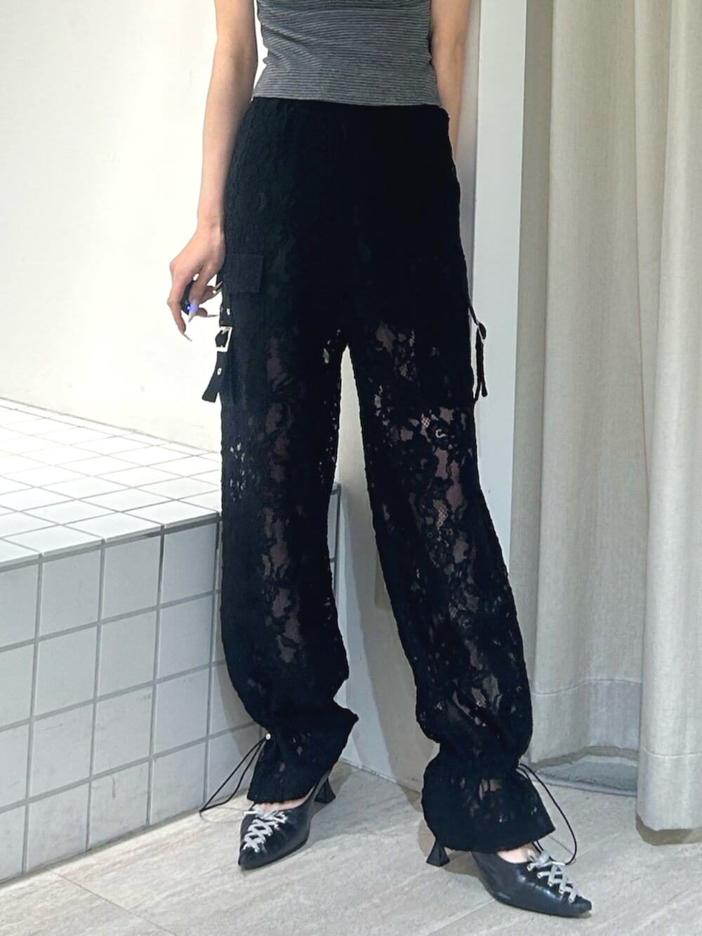 ブラック系のパンプス、ブラック系のその他パンツ、グレー系のタンクトップを着用したレディースの夏コーディネートの6枚目の写真