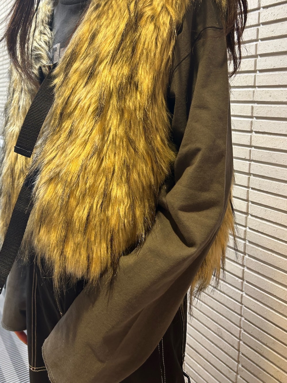 ブラック系のその他パンツ、ベージュ系のベスト、ブラック系のTシャツ/カットソーを着用したレディースの夏コーディネートの7枚目の写真
