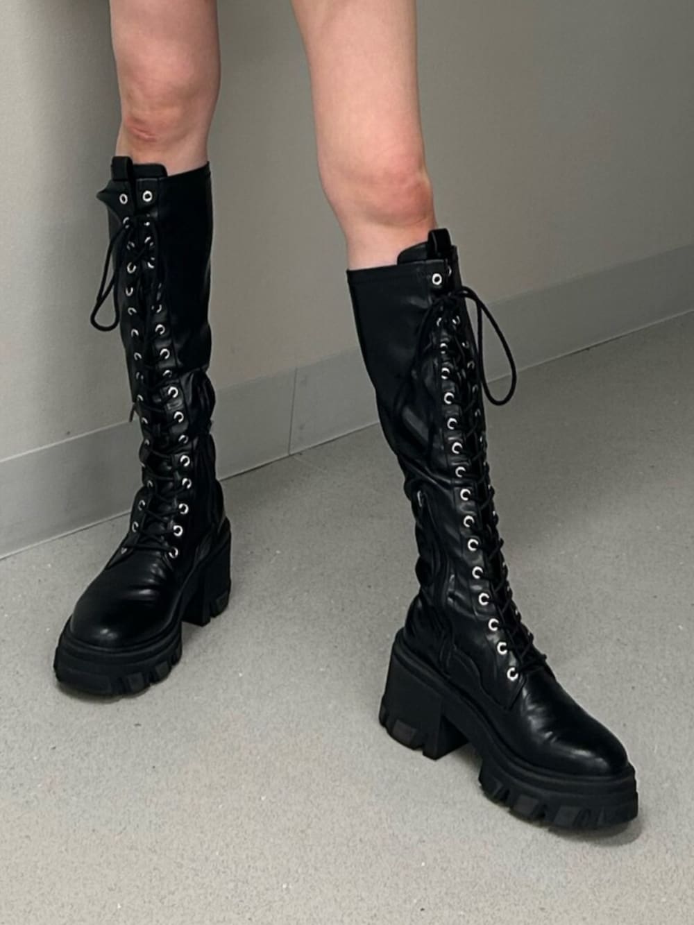 ブラック系のブーツ、ブラック系のその他パンツ、ホワイト系のシャツ/ブラウスを着用したレディースの秋コーディネートの7枚目の写真