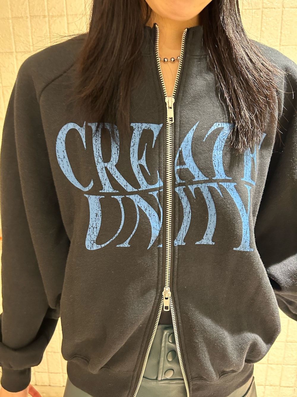 ブラック系のスウェット、ブルー系のその他パンツ、ブラック系のニットキャップ/ビーニーを着用したレディースの秋コーディネートの5枚目の写真