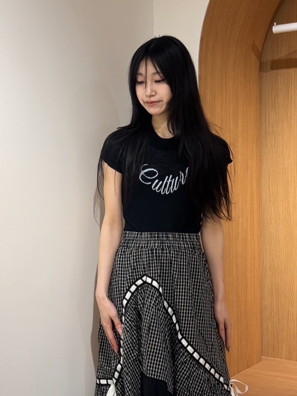 シルバー系のパンプス、ブラック系のスカート、ブラック系のニット/セーターを着用したレディースの夏コーディネートの4枚目の写真