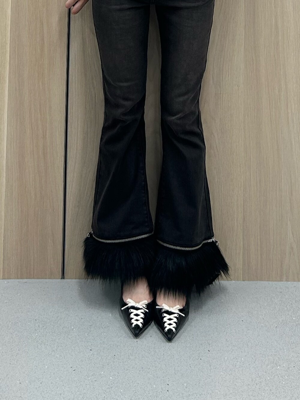 ホワイト系のTシャツ/カットソー、ブラック系のデニムパンツ、ブラック系のパンプスを着用したレディースの夏コーディネートの7枚目の写真