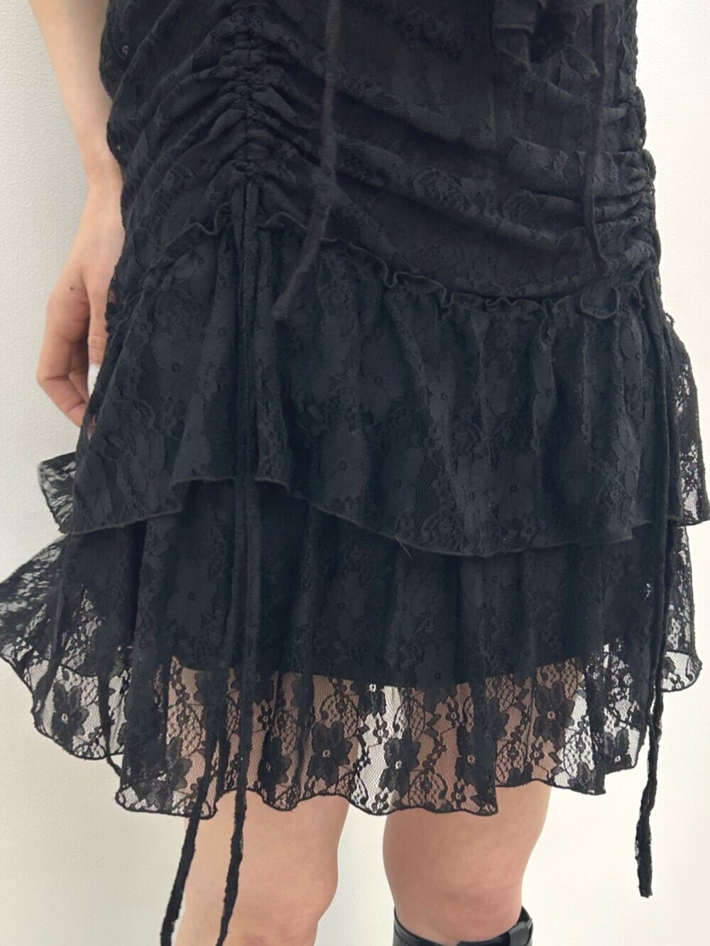 ブラック系のブーツ、ブラック系のワンピースを着用したレディースの夏コーディネートの5枚目の写真