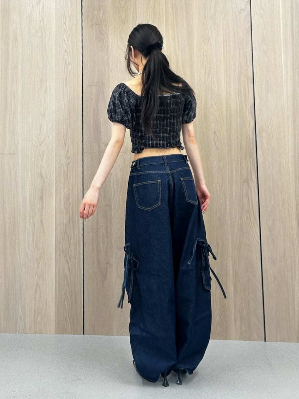 ブラック系のパンプス、ブルー系のデニムパンツ、ブラウン系のシャツ/ブラウスを着用したレディースの夏コーディネートの3枚目の写真