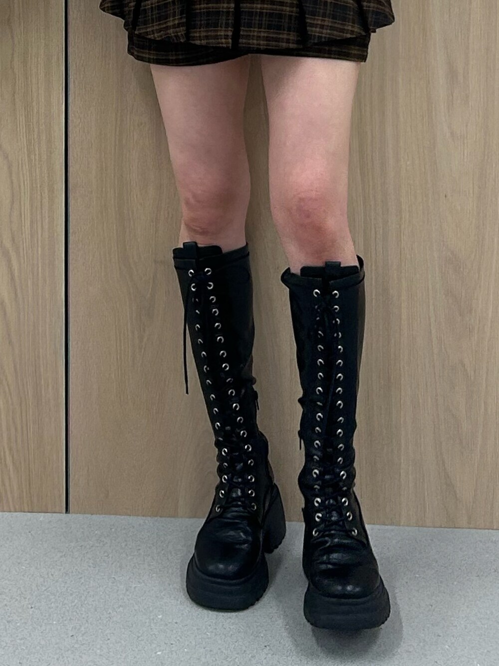 ベージュ系のブルゾン、ホワイト系のニット/セーター、ブラウン系のスカートを着用したレディースの秋コーディネートの6枚目の写真