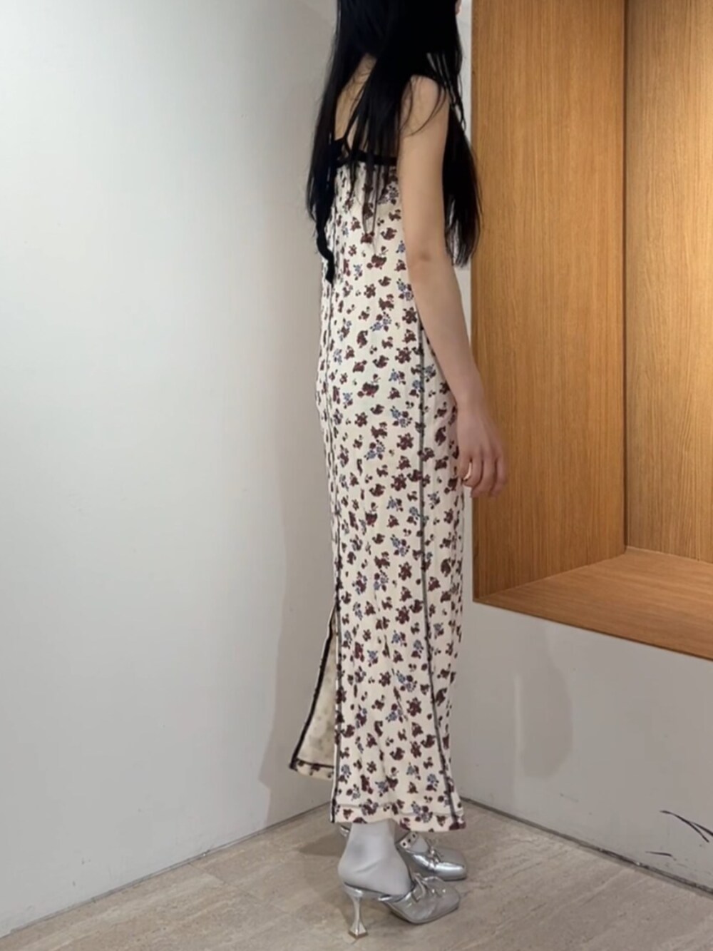 シルバー系のパンプス、ホワイト系のワンピースを着用したレディースの夏コーディネートの2枚目の写真