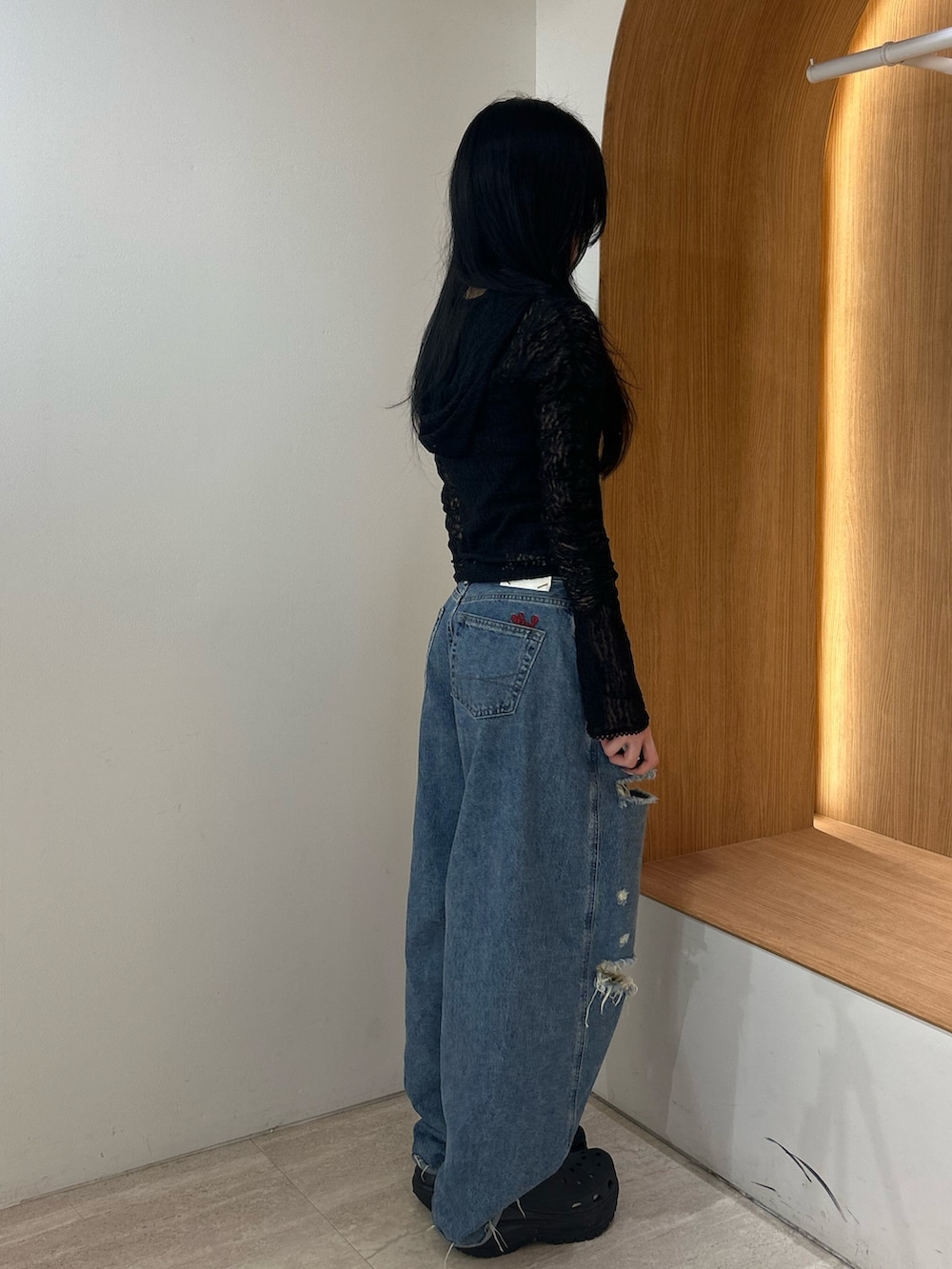 ブラック系のシャツ/ブラウス、ブルー系のデニムパンツ、ブラック系のその他シューズを着用したレディースの夏コーディネートの2枚目の写真