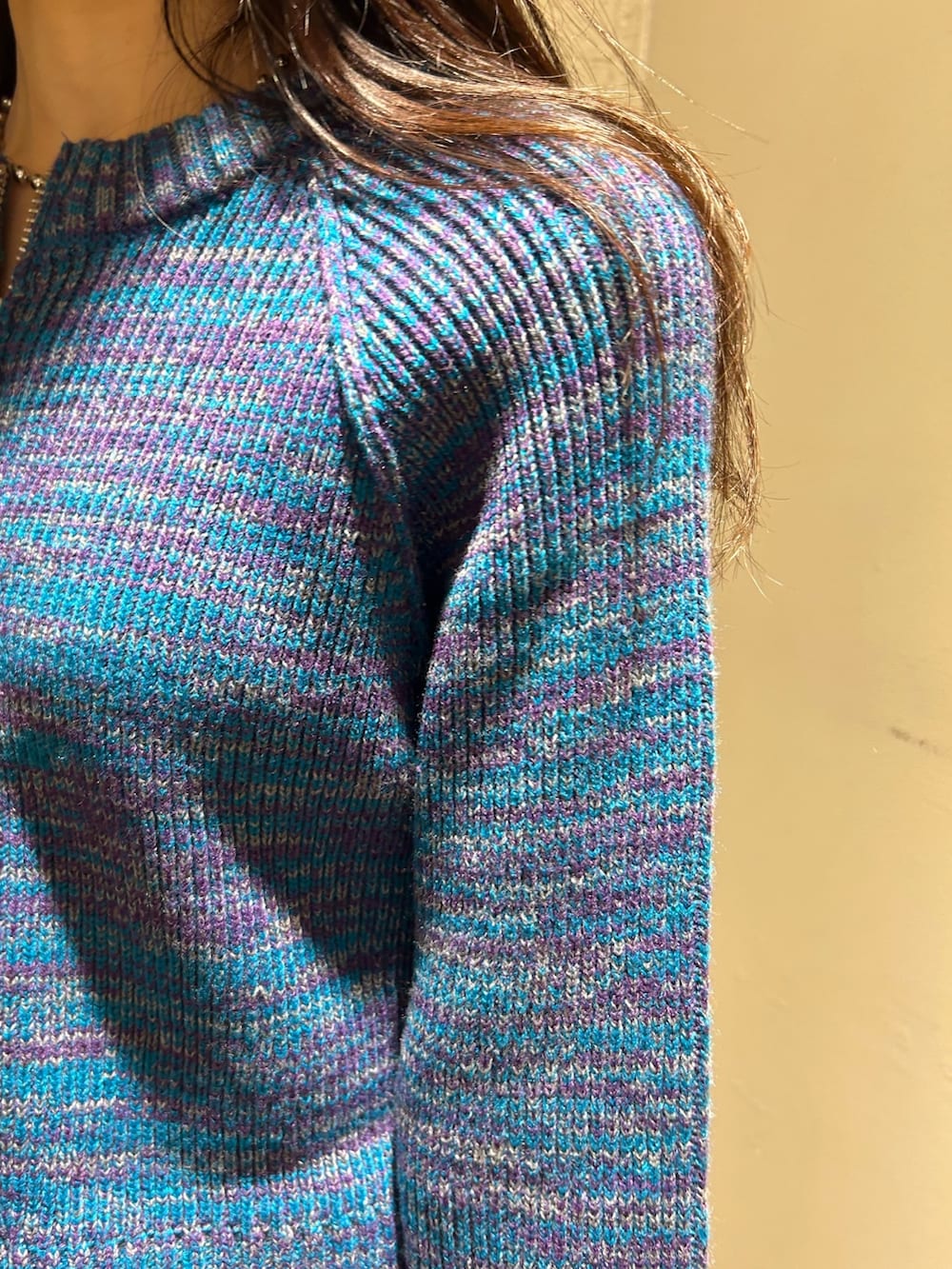 ブラック系のカーゴパンツ、ブルー系のカーディガン/ボレロを着用したレディースの夏コーディネートの5枚目の写真