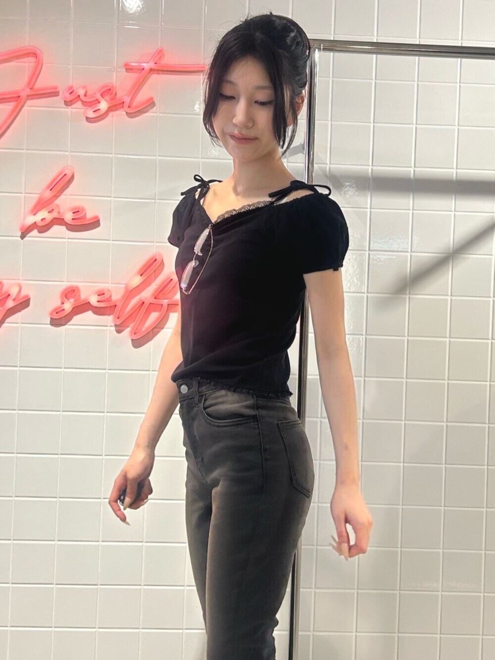 ブラック系のパンプス、ブラック系のデニムパンツ、ブラック系のTシャツ/カットソーを着用したレディースの夏コーディネートの4枚目の写真