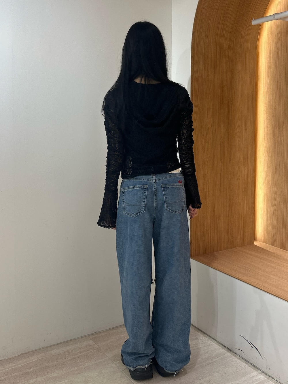 ブラック系のシャツ/ブラウス、ブルー系のデニムパンツ、ブラック系のその他シューズを着用したレディースの夏コーディネートの3枚目の写真