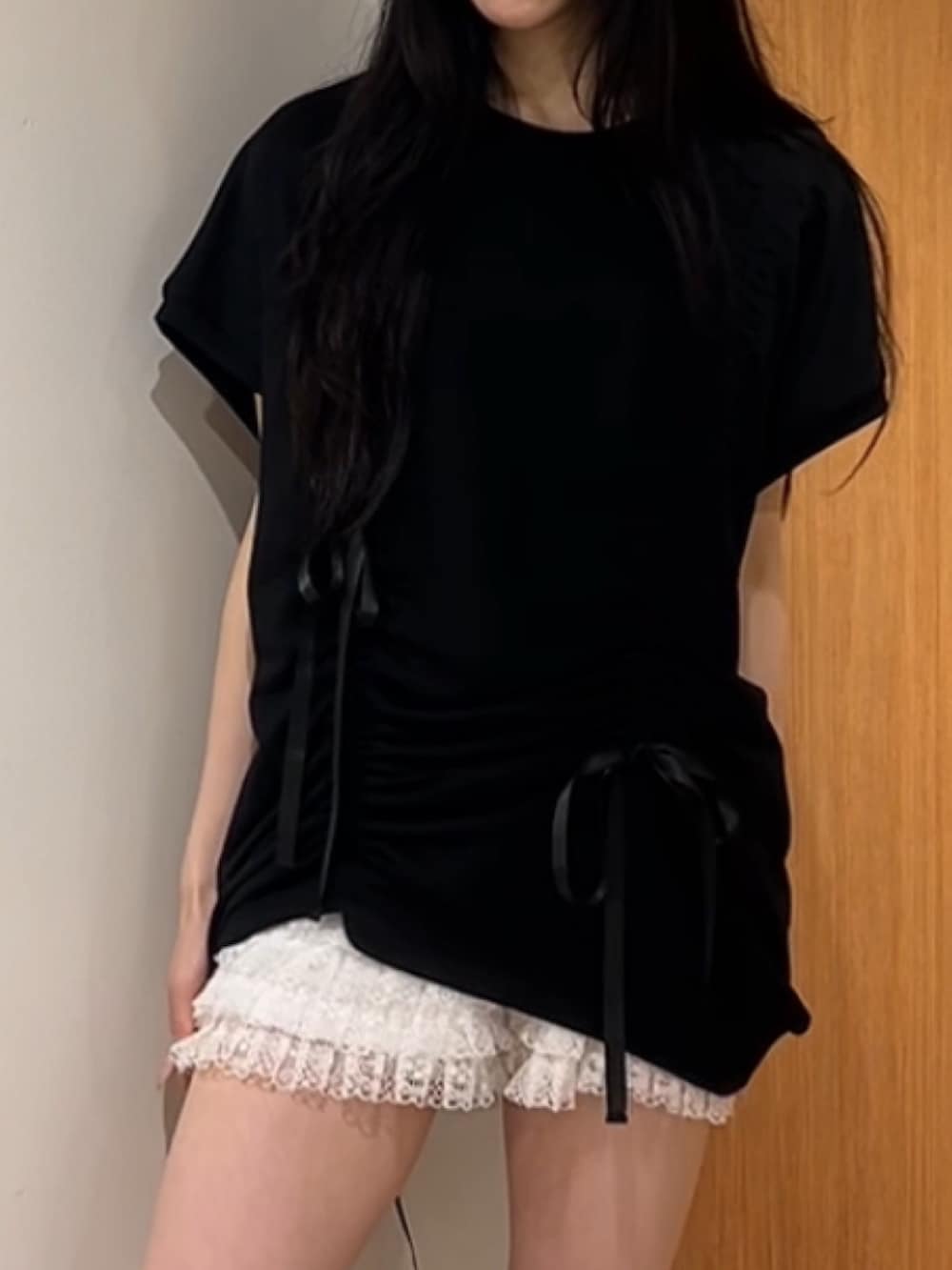 ホワイト系のその他パンツ、ブラック系のTシャツ/カットソー、ブラック系のその他シューズを着用したレディースの夏コーディネートの5枚目の写真