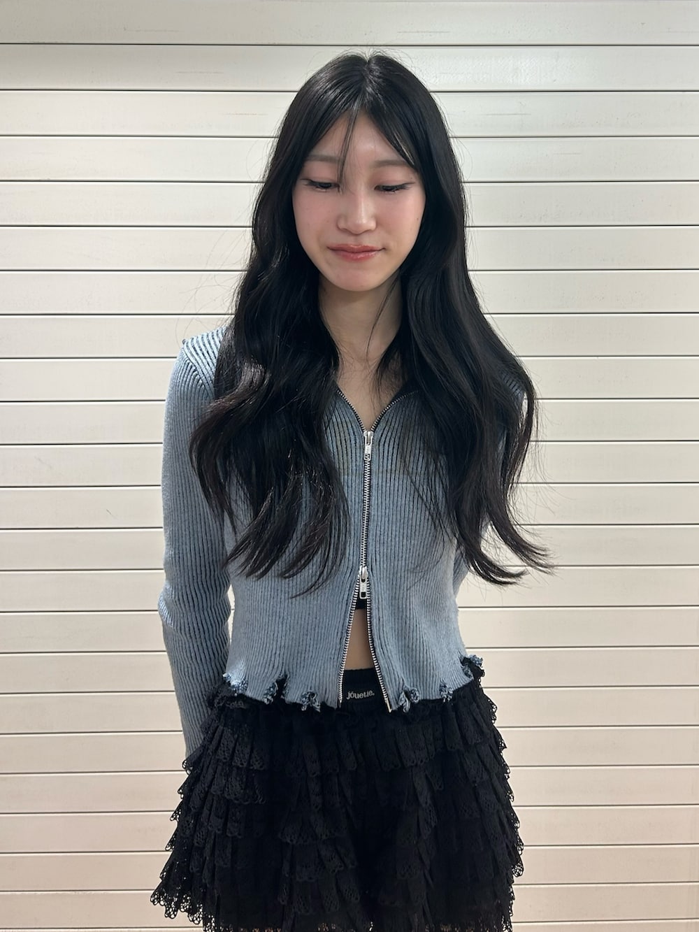 ホワイト系のその他パンツ、ブルー系のニット/セーター、ゴールド系のパンプスを着用したレディースの春コーディネートの4枚目の写真